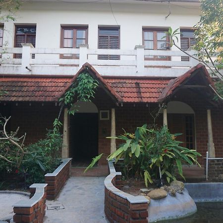 Green'S Guest House Auroville Exterior photo